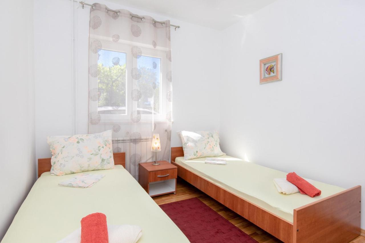 Apartment Lavanda With Beautiful Garden Кърк Екстериор снимка